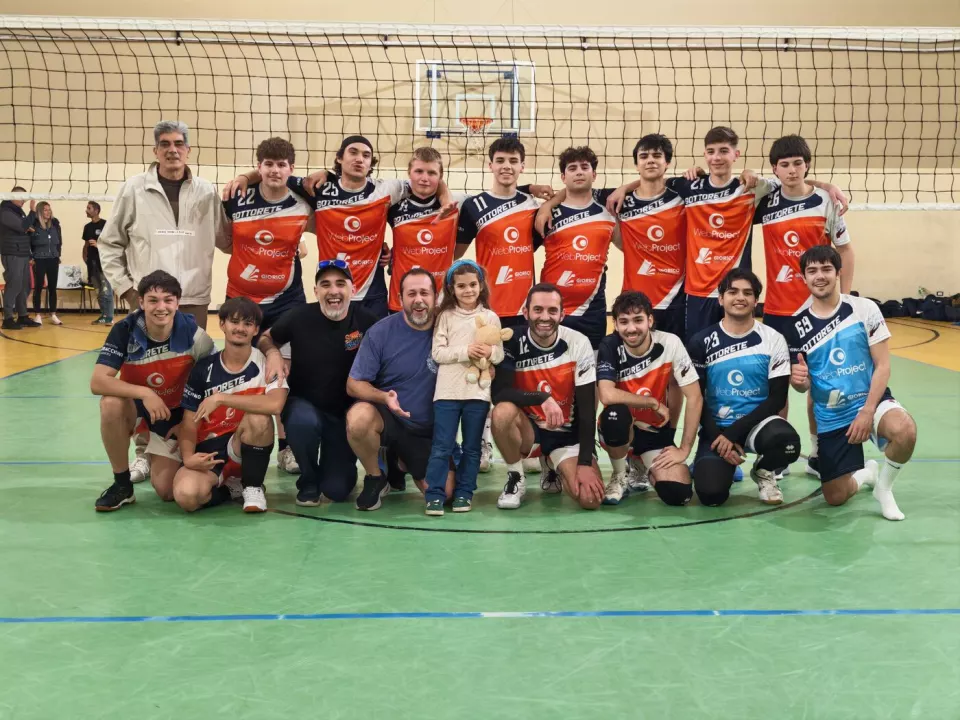 La squadra della Polisportiva Sottorete con staff e tifosi